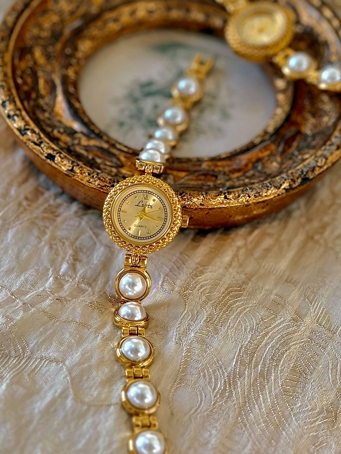 1 Piece of Gold French Fashion and Elegant Women'S Pearl Strap Women'S Quartz Watch Palace Retro Bohemian Style 30M Waterproof round Women'S Quartz Watch, Suitable for Daily Wear, Vacation Party and Other Occasions