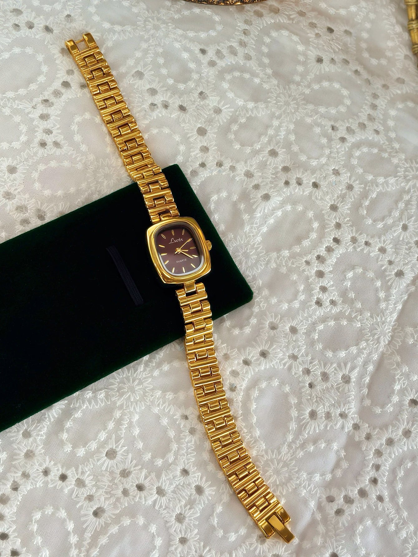 1 New Golden French High-End Light Luxury Fashion Casual Dial Women'S Watch Stainless Steel Strap Elegant and Exquisite Casual Style Women'S Quartz Watch Suitable for Daily and Outing Party Wrist Jewelry or Birthday Gift