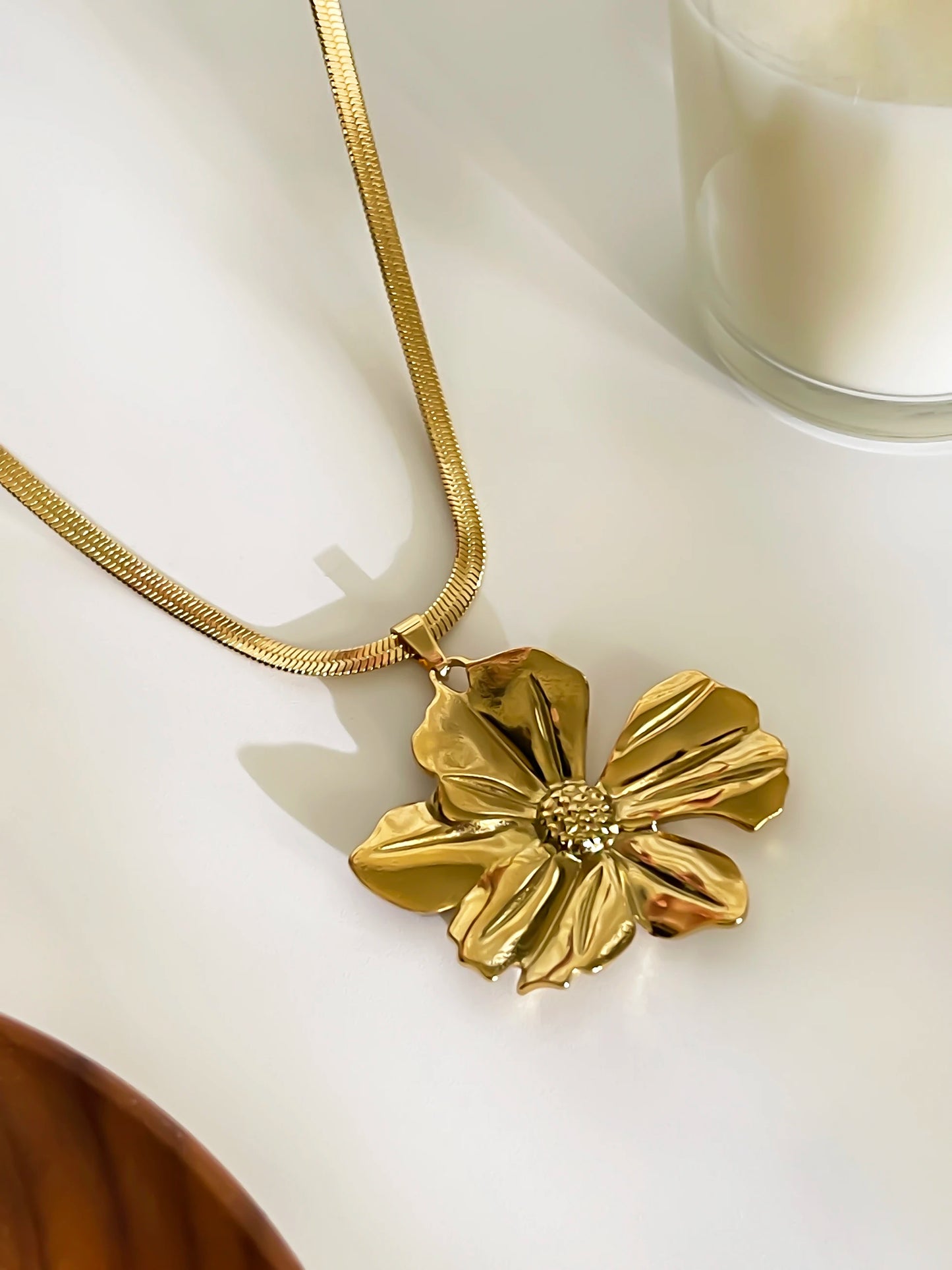 European and American Fashion Gold Plated Flat Snake Chain Large Flower Pendant Necklace for Women Waterproof Jewelry