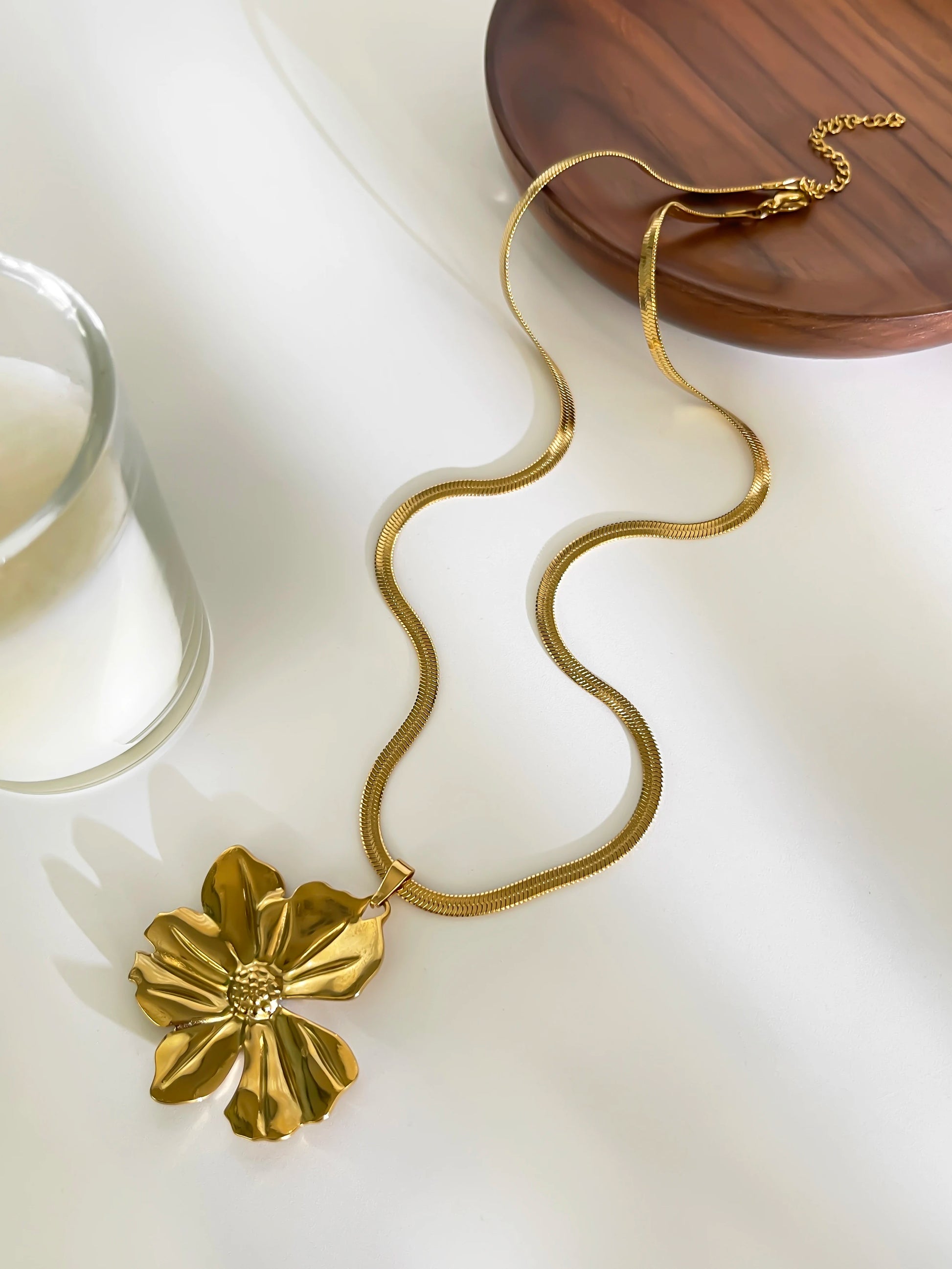 European and American Fashion Gold Plated Flat Snake Chain Large Flower Pendant Necklace for Women Waterproof Jewelry