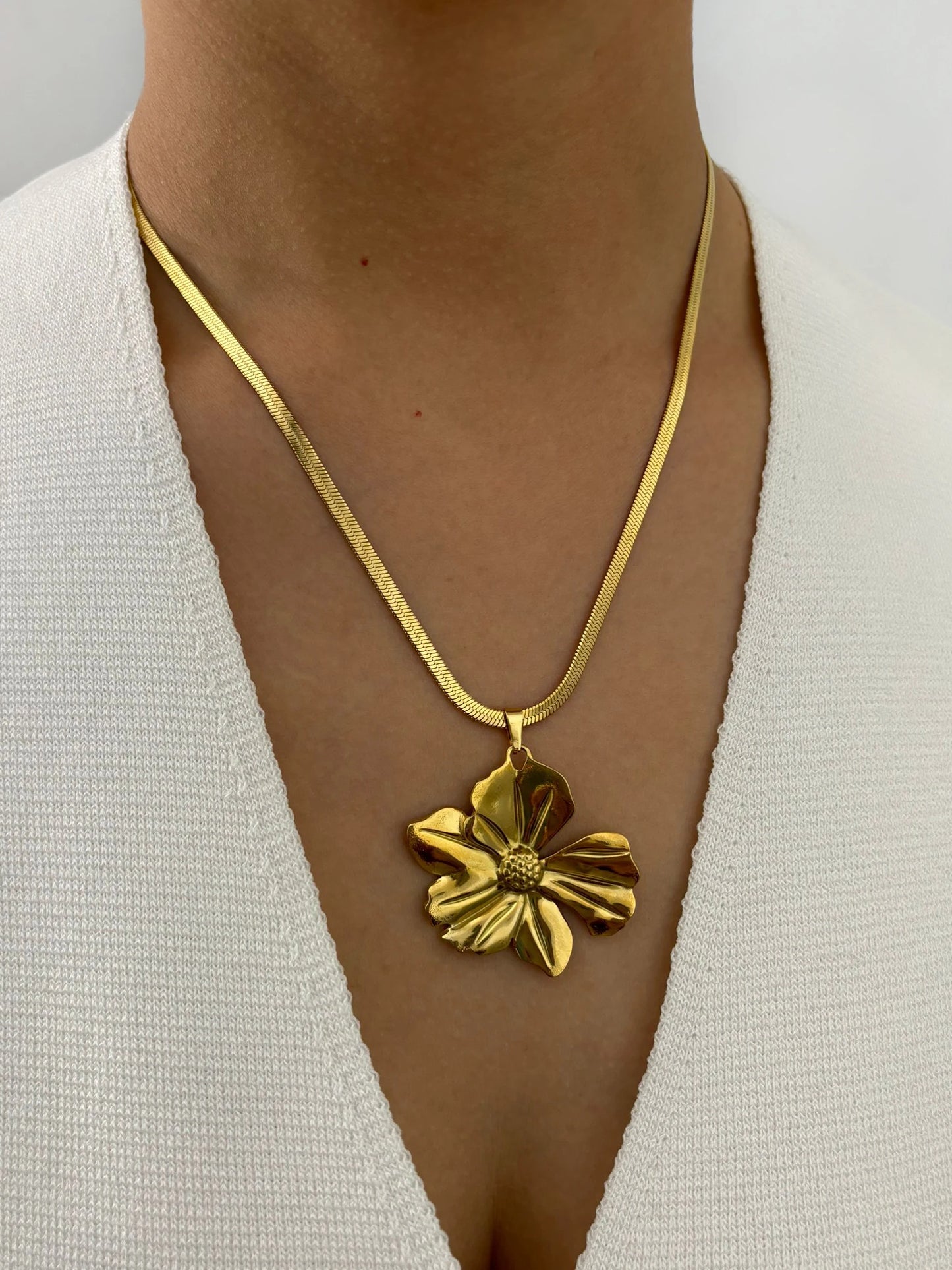 European and American Fashion Gold Plated Flat Snake Chain Large Flower Pendant Necklace for Women Waterproof Jewelry