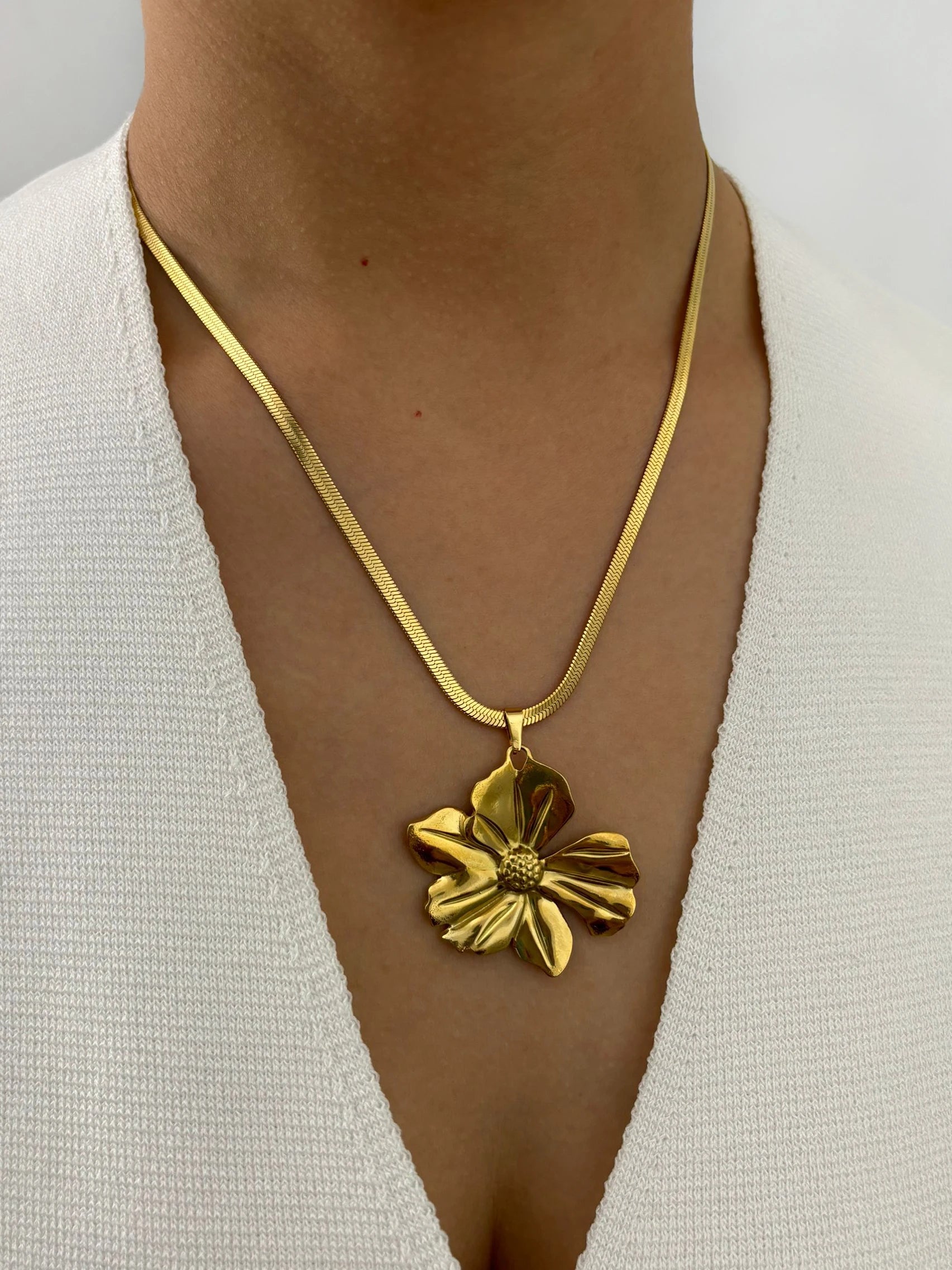 European and American Fashion Gold Plated Flat Snake Chain Large Flower Pendant Necklace for Women Waterproof Jewelry